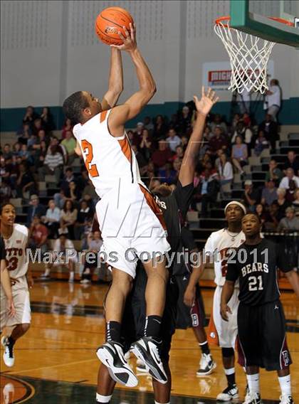 Thumbnail 3 in Bastrop vs. Hutto (4A Region 2 Regional Quarterfinal) photogallery.