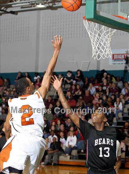 Thumbnail 1 in Bastrop vs. Hutto (4A Region 2 Regional Quarterfinal) photogallery.