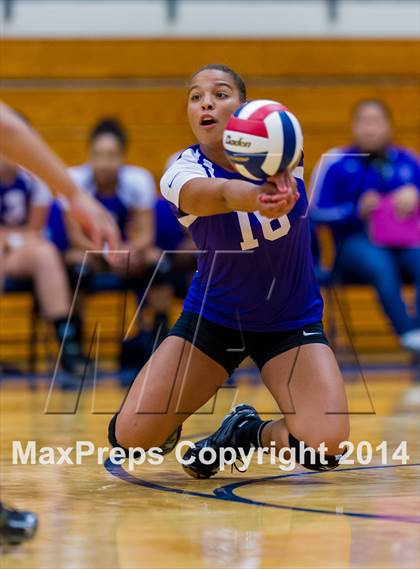 Thumbnail 3 in Samuel Clemens vs Warren (NISD Volleyball Tournament) photogallery.