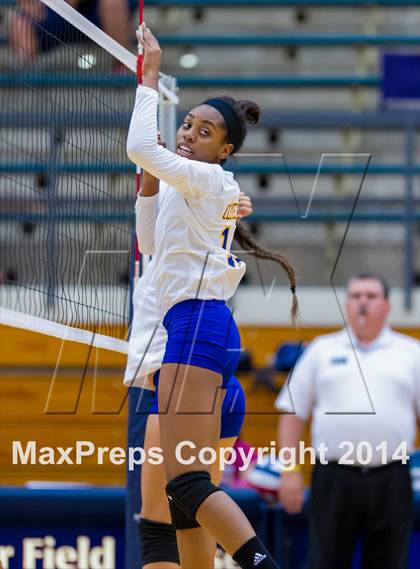 Thumbnail 1 in Samuel Clemens vs Warren (NISD Volleyball Tournament) photogallery.