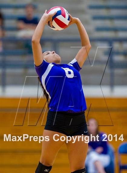 Thumbnail 3 in Samuel Clemens vs Warren (NISD Volleyball Tournament) photogallery.