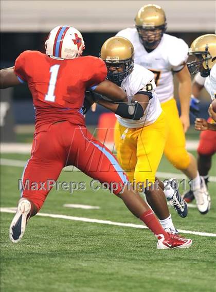 Thumbnail 3 in St. Thomas Aquinas vs Skyline (Kirk Herbstreit National Kickoff Classic) photogallery.
