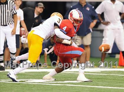 Thumbnail 2 in St. Thomas Aquinas vs Skyline (Kirk Herbstreit National Kickoff Classic) photogallery.