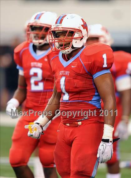 Thumbnail 3 in St. Thomas Aquinas vs Skyline (Kirk Herbstreit National Kickoff Classic) photogallery.