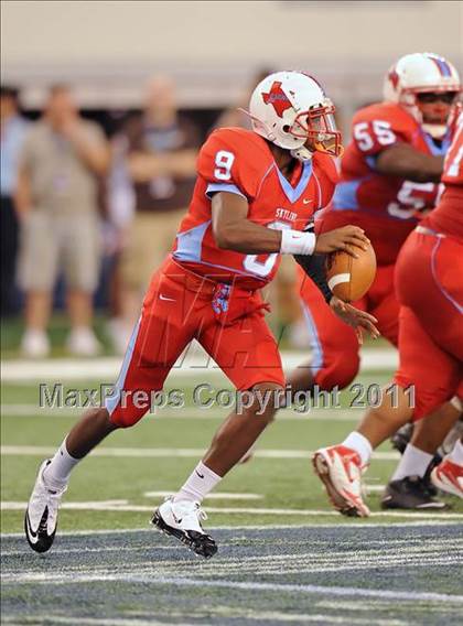 Thumbnail 3 in St. Thomas Aquinas vs Skyline (Kirk Herbstreit National Kickoff Classic) photogallery.