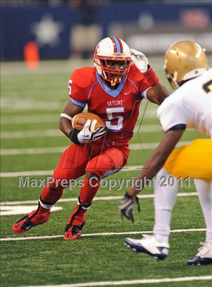 Thumbnail 3 in St. Thomas Aquinas vs Skyline (Kirk Herbstreit National Kickoff Classic) photogallery.