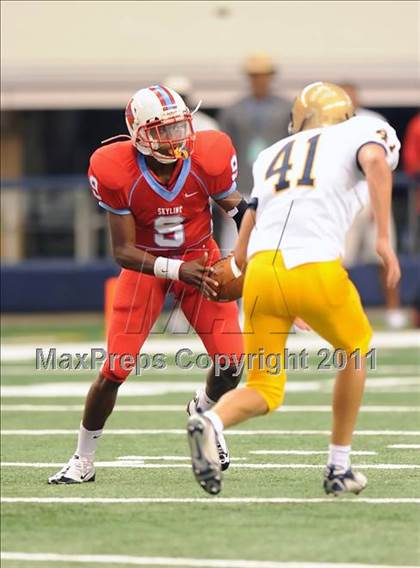 Thumbnail 1 in St. Thomas Aquinas vs Skyline (Kirk Herbstreit National Kickoff Classic) photogallery.