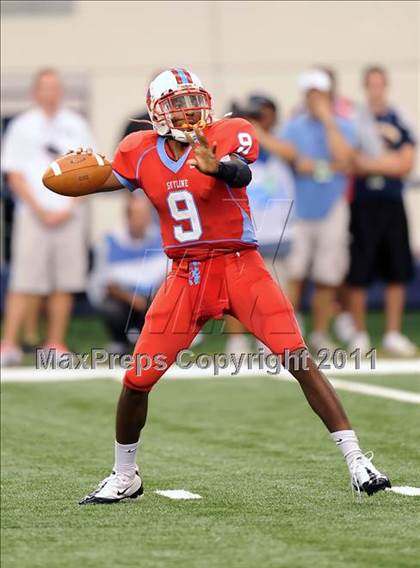 Thumbnail 2 in St. Thomas Aquinas vs Skyline (Kirk Herbstreit National Kickoff Classic) photogallery.