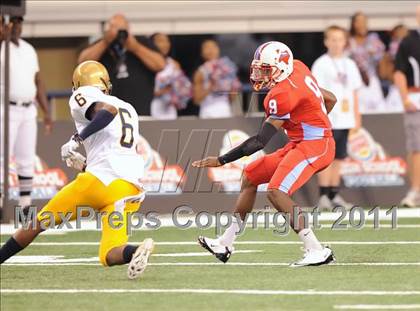 Thumbnail 2 in St. Thomas Aquinas vs Skyline (Kirk Herbstreit National Kickoff Classic) photogallery.