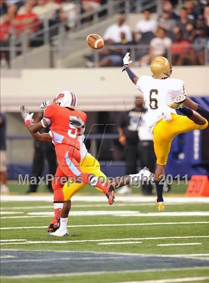 Thumbnail 3 in St. Thomas Aquinas vs Skyline (Kirk Herbstreit National Kickoff Classic) photogallery.