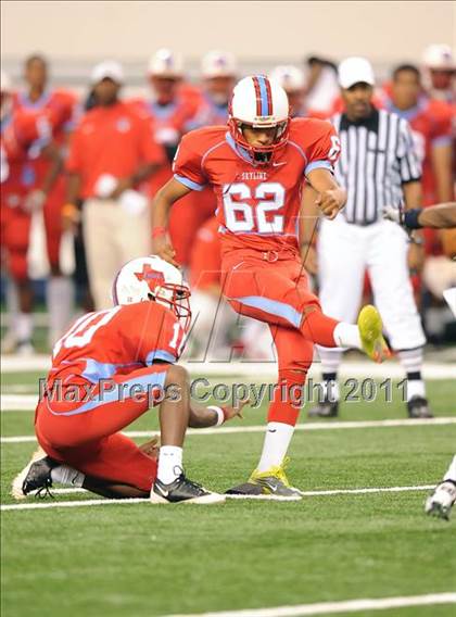 Thumbnail 2 in St. Thomas Aquinas vs Skyline (Kirk Herbstreit National Kickoff Classic) photogallery.