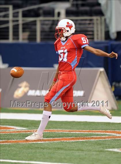 Thumbnail 1 in St. Thomas Aquinas vs Skyline (Kirk Herbstreit National Kickoff Classic) photogallery.