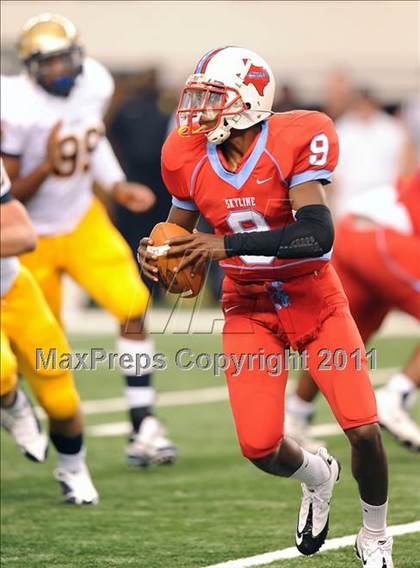 Thumbnail 2 in St. Thomas Aquinas vs Skyline (Kirk Herbstreit National Kickoff Classic) photogallery.