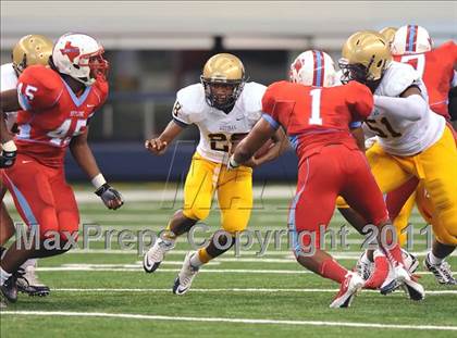 Thumbnail 2 in St. Thomas Aquinas vs Skyline (Kirk Herbstreit National Kickoff Classic) photogallery.
