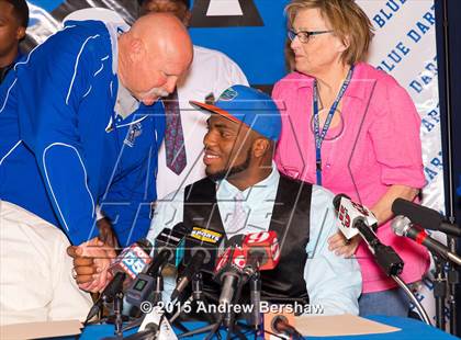 Thumbnail 1 in Apopka's Martez Ivey Signing Day Ceremony photogallery.