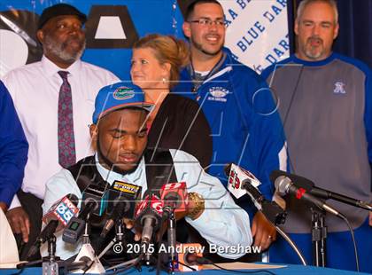 Thumbnail 1 in Apopka's Martez Ivey Signing Day Ceremony photogallery.