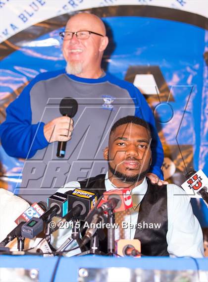 Thumbnail 1 in Apopka's Martez Ivey Signing Day Ceremony photogallery.