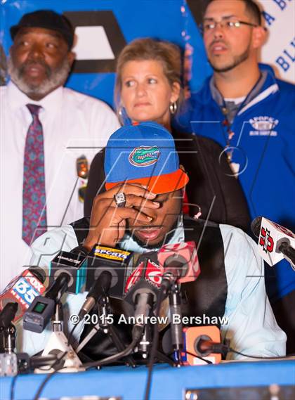 Thumbnail 2 in Apopka's Martez Ivey Signing Day Ceremony photogallery.