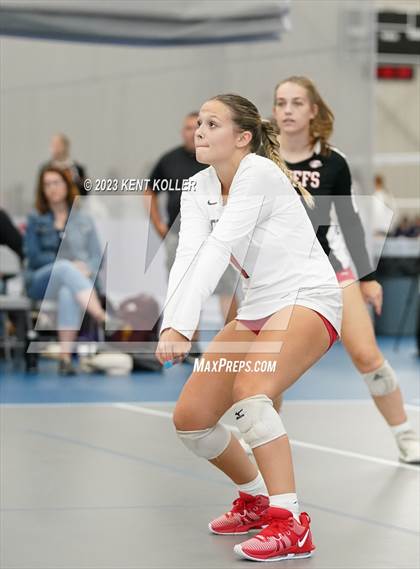 Thumbnail 2 in Canton vs. Dakota photogallery.