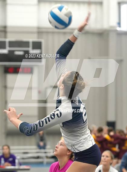 Thumbnail 2 in Canton vs. Dakota photogallery.