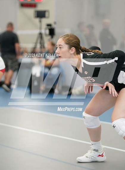Thumbnail 3 in Canton vs. Dakota photogallery.