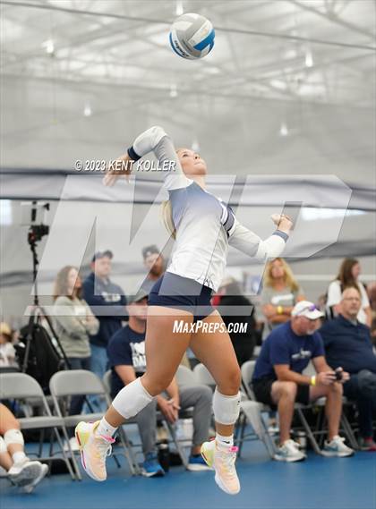 Thumbnail 2 in Canton vs. Dakota photogallery.