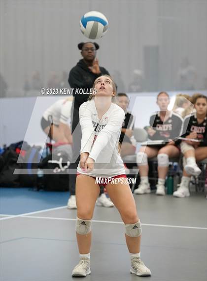 Thumbnail 3 in Canton vs. Dakota photogallery.