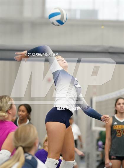Thumbnail 2 in Canton vs. Dakota photogallery.
