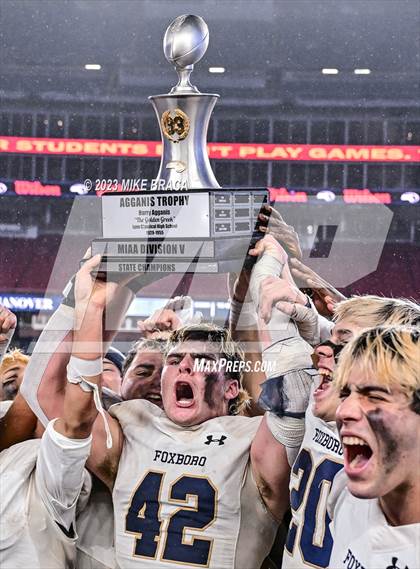 Thumbnail 2 in Foxborough vs Hanover (MIAA D5 Final) photogallery.