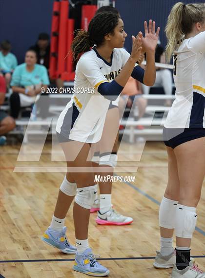 Thumbnail 2 in St. Thomas Aquinas vs New Smyrna Beach (Nike Tournament of Champions) photogallery.