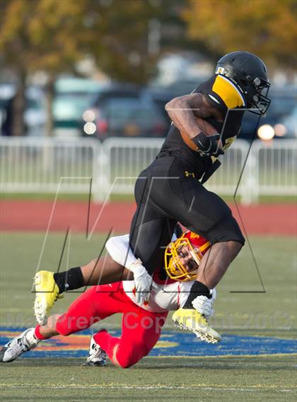 Thumbnail 2 in St. Anthony's vs. Chaminade (CHSFL Class AAA Final) photogallery.