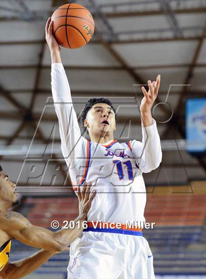 Thumbnail 1 in Rainier Beach vs Lincoln (WIAA 3A Quarterfinal) photogallery.