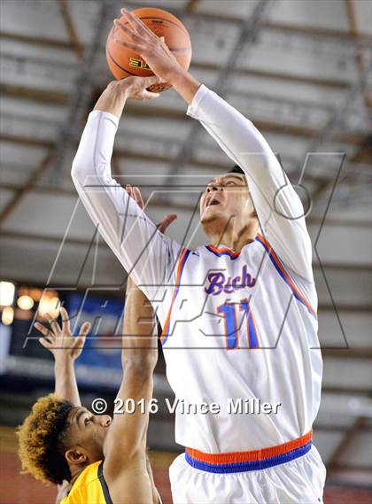 Thumbnail 2 in Rainier Beach vs Lincoln (WIAA 3A Quarterfinal) photogallery.