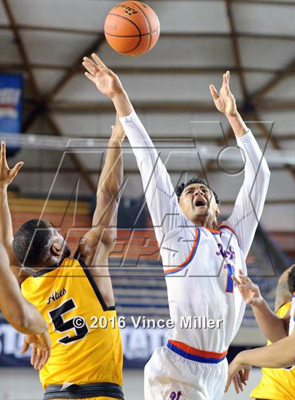 Thumbnail 2 in Rainier Beach vs Lincoln (WIAA 3A Quarterfinal) photogallery.
