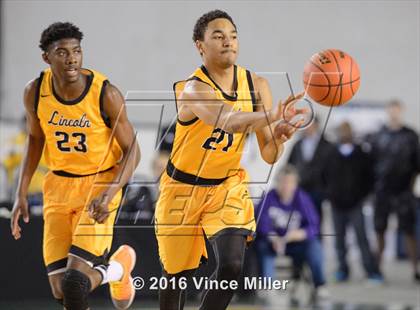 Thumbnail 3 in Rainier Beach vs Lincoln (WIAA 3A Quarterfinal) photogallery.