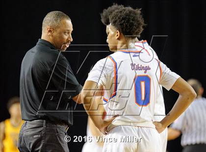 Thumbnail 3 in Rainier Beach vs Lincoln (WIAA 3A Quarterfinal) photogallery.