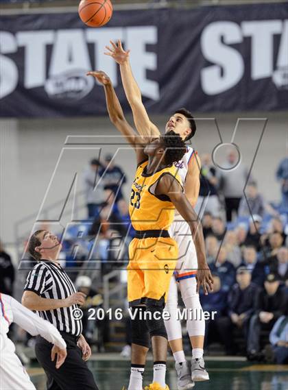 Thumbnail 3 in Rainier Beach vs Lincoln (WIAA 3A Quarterfinal) photogallery.