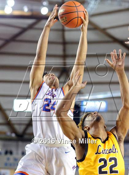 Thumbnail 3 in Rainier Beach vs Lincoln (WIAA 3A Quarterfinal) photogallery.