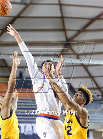 Thumbnail 3 in Rainier Beach vs Lincoln (WIAA 3A Quarterfinal) photogallery.