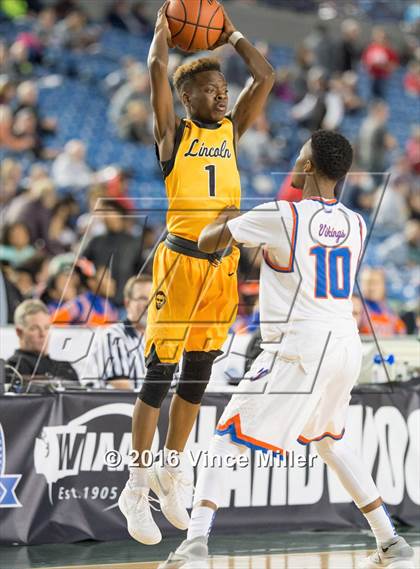 Thumbnail 1 in Rainier Beach vs Lincoln (WIAA 3A Quarterfinal) photogallery.