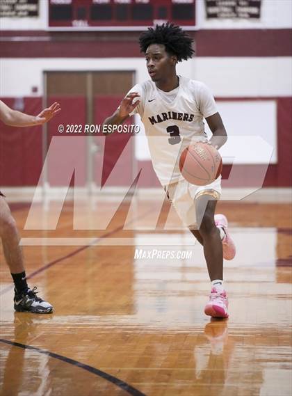Thumbnail 2 in East Hampton vs Southampton (Holiday Classic) photogallery.