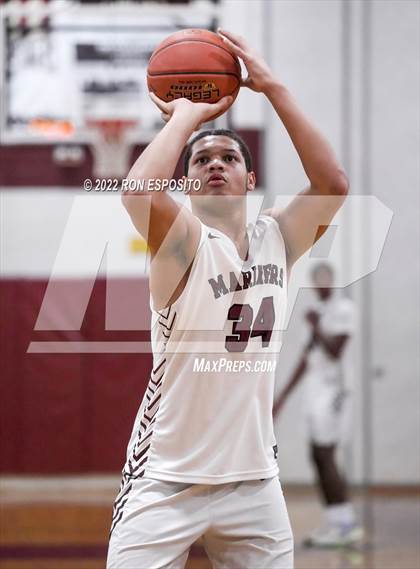 Thumbnail 1 in East Hampton vs Southampton (Holiday Classic) photogallery.