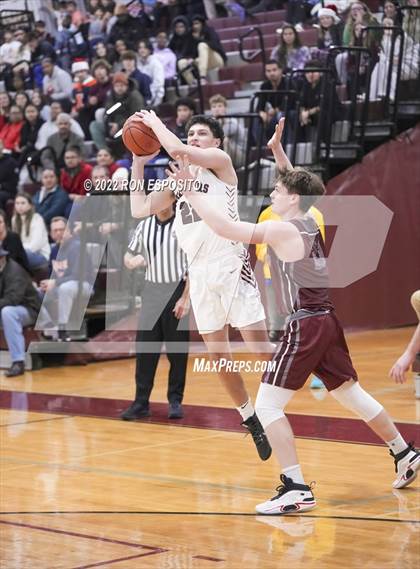 Thumbnail 2 in East Hampton vs Southampton (Holiday Classic) photogallery.