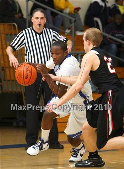 Thumbnail 3 in Harvard-Westlake @ Verbum Dei photogallery.