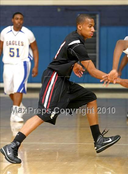 Thumbnail 3 in Harvard-Westlake @ Verbum Dei photogallery.