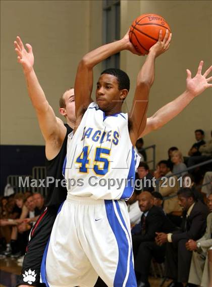 Thumbnail 2 in Harvard-Westlake @ Verbum Dei photogallery.