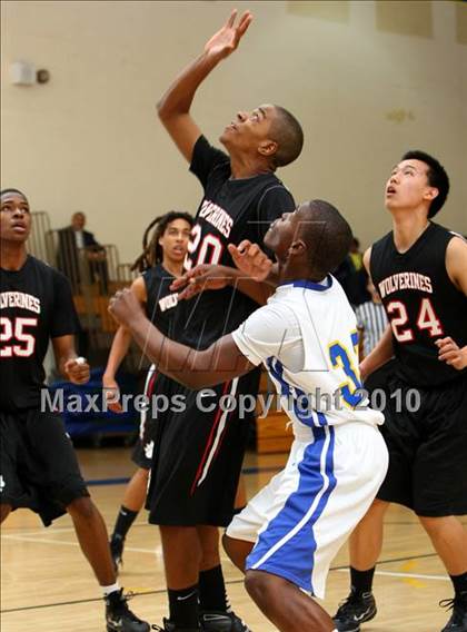 Thumbnail 3 in Harvard-Westlake @ Verbum Dei photogallery.