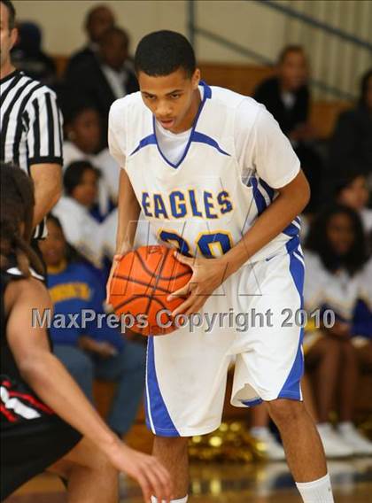Thumbnail 1 in Harvard-Westlake @ Verbum Dei photogallery.