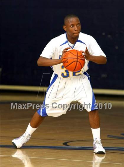 Thumbnail 3 in Harvard-Westlake @ Verbum Dei photogallery.