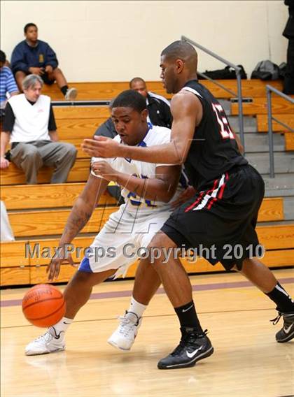 Thumbnail 2 in Harvard-Westlake @ Verbum Dei photogallery.